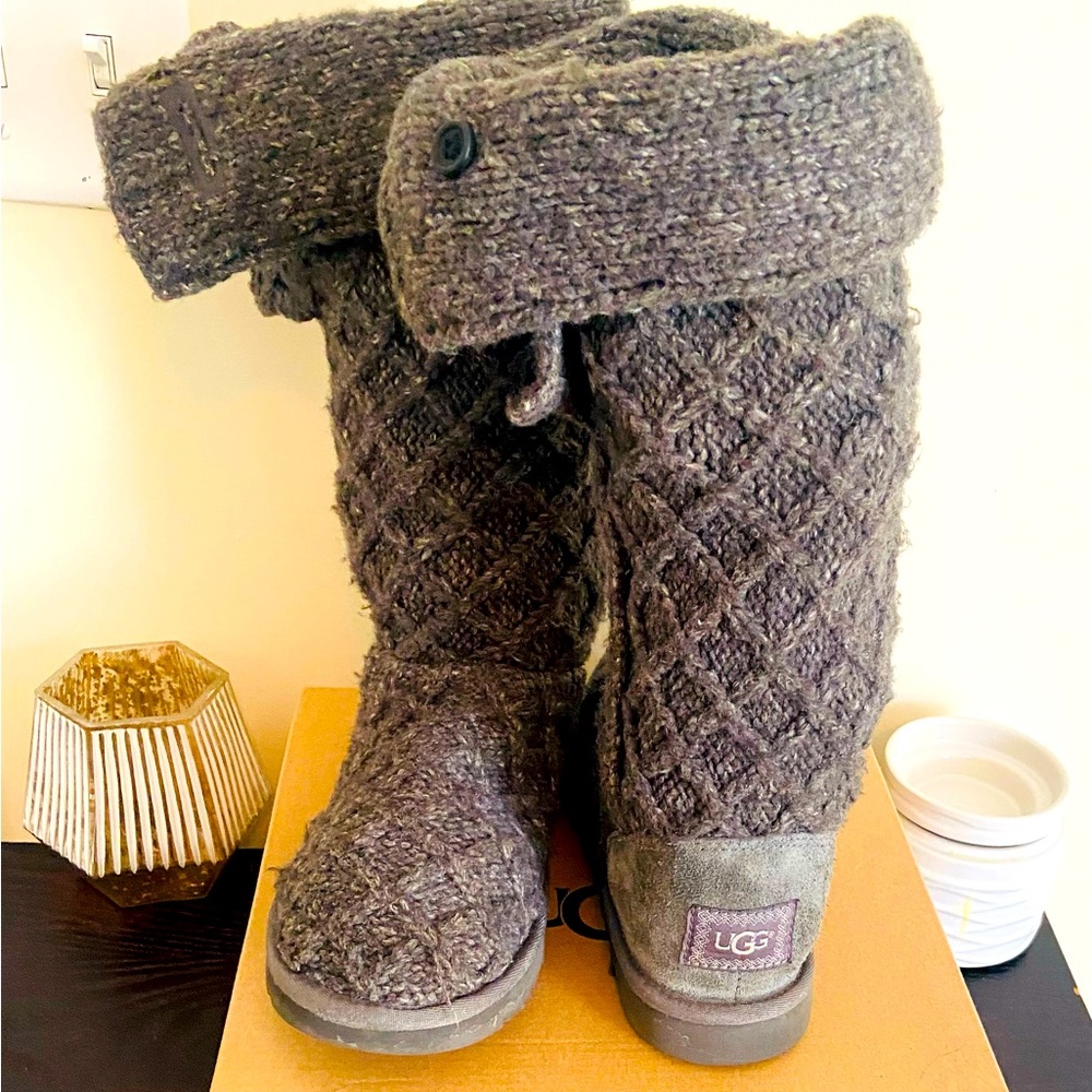 Women’s gray size 8 UGG boots.